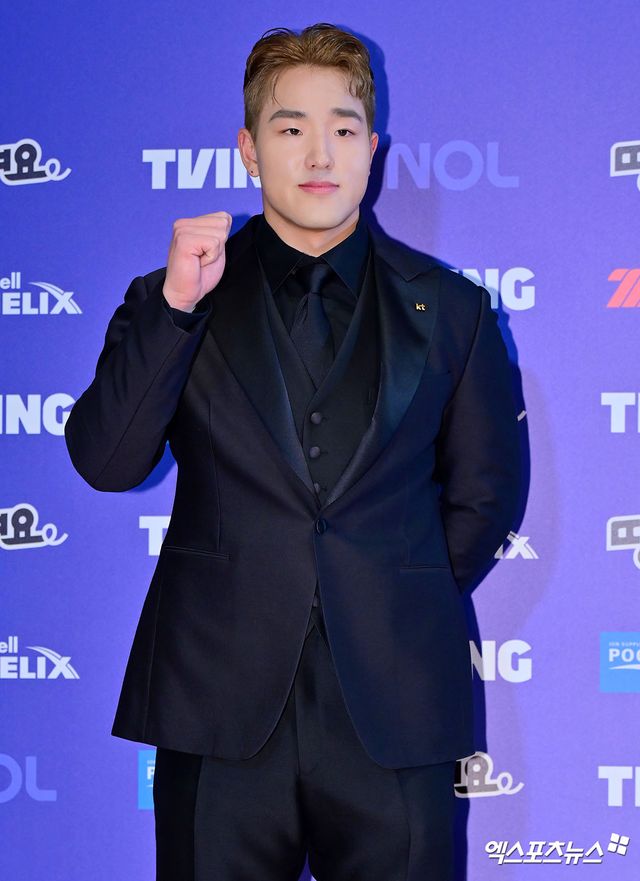 KT 위즈 안현민이 9일 서울 송파구 롯데호텔 월드 크리스탈 볼룸에서 열린 2025 신한 SOL Bank KBO 골든글러브 시상식에서 유효표 316표 중 251표(79.4%)를 획득하면서 구자욱(삼성 라이온즈·217표), 빅터 레이예스(롯데 자이언츠·131표)와 함께 골든글러브 외야수 부문을 수상했다. 한 시즌에 신인상과 골든글러브를 모두 수상한 건 올해 안현민이 역대 9번째다. 잠실, 김한준 기자