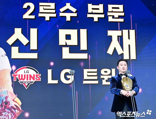9일 오후 서울 송파구 잠실 롯데호텔 월드에서 열린 2025 신한은행 SOL 뱅크 '2025 KBO 골든글러브' 시상식, LG 신민재가 2루수 부문 골든글러브를 수상했다. 2루수 부문 골든글러브를 수상한 LG 신민재가 소감을 말하고 있다. 잠실, 김한준 기자