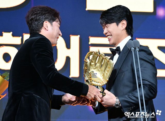 9일 오후 서울 송파구 잠실 롯데호텔 월드에서 열린 2025 신한은행 SOL 뱅크 '2025 KBO 골든글러브' 시상식, 키움 송성문이 3루수 부문 골든글러브를 수상했다. 3루수 부문 골든글러브를 수상한 키움 송성문이 이택근 해설위원에게 축하를 받고 있다. 잠실, 김한준 기자