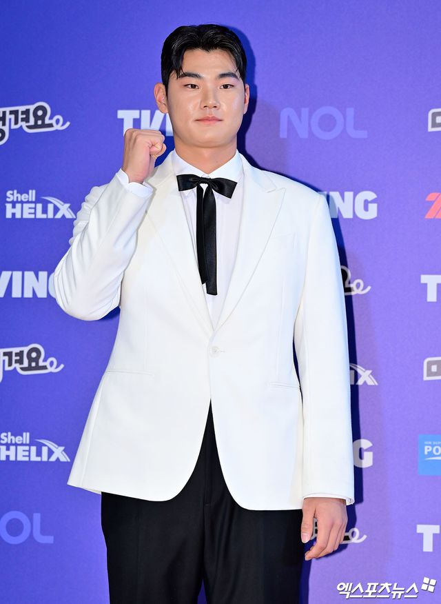 9일 오후 서울 송파구 잠실 롯데호텔 월드에서 열린 2025 신한은행 SOL 뱅크 '2025 KBO 골든글러브' 시상식에 참석한 NC 김주원이 포즈를 취하고 있다. 잠실, 김한준 기자