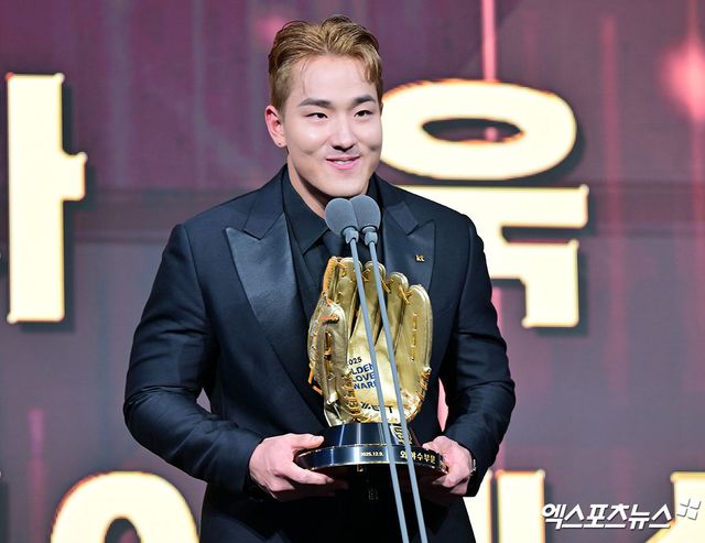 9일 오후 서울 송파구 잠실 롯데호텔 월드에서 열린 2025 신한은행 SOL 뱅크 '2025 KBO 골든글러브' 시상식, KT 안현민이 외야수 부문 골든글러브를 수상했다. 외야수 부문 골든글러브를 수상한 KT 안현민이 소감을 말하고 있다. 잠실, 김한준 기자