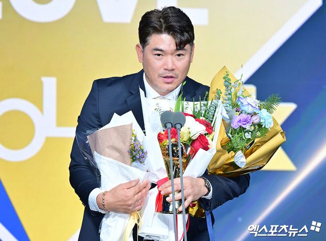 9일 오후 서울 송파구 잠실 롯데호텔 월드에서 열린 2025 신한은행 SOL 뱅크 '2025 KBO 골든글러브' 시상식, 페어플레이상을 수상한 SSG 노경은이 소감을 말하고 있다. 잠실, 김한준 기자