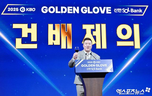 삼성 라이온즈 최형우가 9일 서울 송파구 롯데호텔 월드 크리스탈 볼룸에서 열린 2025 신한 SOL Bank KBO 골든글러브 시상식에서 유효표 316표 중 무려 309표(97.8%)를 획득하면서 골든글러브 지명타자 부문을 수상했다. 올해 골든글러브 수상자 중 가장 높은 득표율을 기록했다. 잠실, 김한준 기자