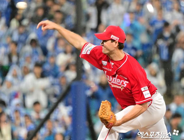 2024년과 올해 SSG 랜더스 소속으로 KBO리그 무대를 누빈 드류 앤더슨이 미국 메이저리그(MLB) 디트로이트 타이거즈와 1+1년 1700만 달러(약 250억원)에 계약했다. 미국 현지에서는 앤더슨이 팀 내 젊은 투수들과 선발 자리를 놓고 경쟁을 펼칠 것으로 내다보고 있다. 엑스포츠뉴스 DB