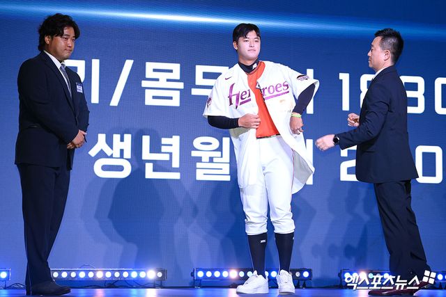올해 9월 2026 KBO 신인 드래프트에서 전체 1순위로 키움 히어로즈에 지명된 투수 박준현에 대한 학교폭력 처분 결과가 '학폭 아님'에서 '학폭 행위 인정'으로 뒤집혔다. 천안교육지원청 학교폭력대책심의위원회는 박준현에 대해 '학폭 아님' 처분을 내렸지만, 충남교육청 행정심판위원회는 천안교육지원청이 박준현에게 내렸던 '학폭 아님' 처분을 취소하고 학폭 행위로 인정한 뒤 1호 처분인 서면사과 명령을 결정했다. 엑스포츠뉴스 DB