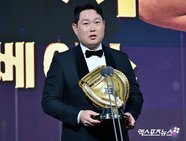 9일 오후 서울 송파구 잠실 롯데호텔 월드에서 열린 2025 신한은행 SOL 뱅크 '2025 KBO 골든글러브' 시상식, 두산 양의지가 포수 부문 골든글러브를 수상헀다. 포수 부문 골든글러브를 수상한 두산 양의지가 소감을 말하고 있다. 잠실, 김한준 기자