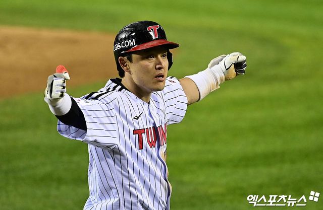 LG 트윈스가 '우승 주역' 외야수 홍창기와 포수 박동원과의 비FA 다년계약을 검토할 전망이다. 차명석 LG 단장은 "박동원, 홍창기와 당연히 다년계약을 하고 싶다"고 의지를 드러냈다. 엑스포츠뉴스 DB