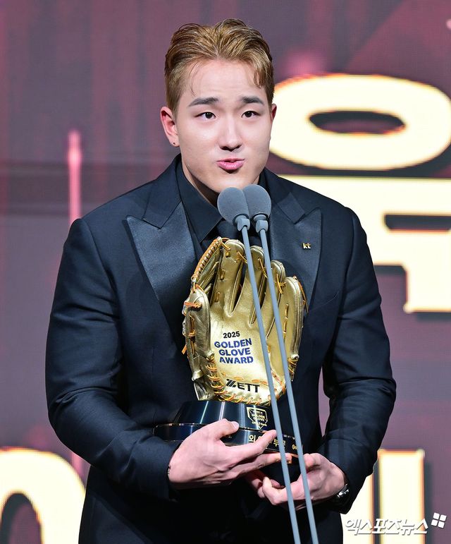 KT 위즈 안현민이 9일 서울 송파구 롯데호텔 월드 크리스탈 볼룸에서 열린 2025 신한 SOL Bank KBO 골든글러브 시상식에서 유효표 316표 중 251표(79.4%)를 획득하면서 구자욱(삼성 라이온즈·217표), 빅터 레이예스(롯데 자이언츠·131표)와 함께 골든글러브 외야수 부문을 수상했다. 한 시즌에 신인상과 골든글러브를 모두 수상한 건 올해 안현민이 역대 9번째다. 잠실, 김한준 기자