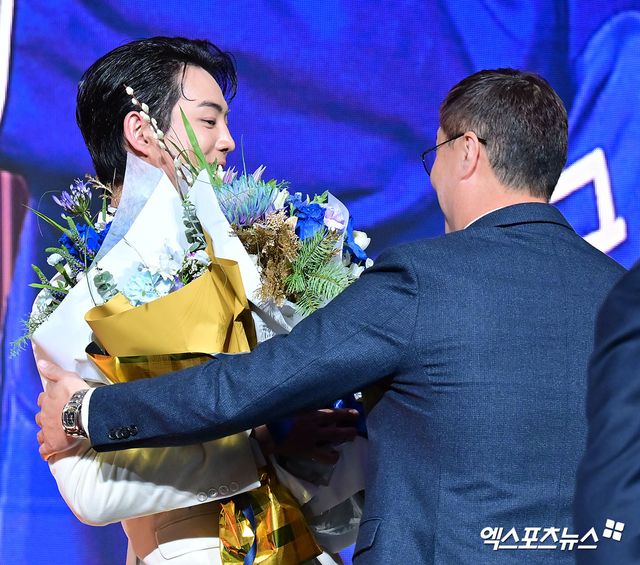 9일 오후 서울 송파구 잠실 롯데호텔 월드에서 열린 2025 신한은행 SOL 뱅크 '2025 KBO 골든글러브' 시상식, 삼성 구자욱이 외야수 부문 골든글러브를 수상했다. 외야수 부문 골든글러브를 수상한 삼성 구자욱이 이종열 단장에게 축하를 받고 있다. 잠실, 김한준 기자