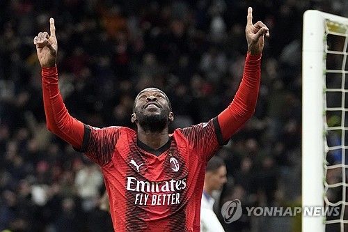 영국 매체 스카이스포츠는 1일(한국시간) 피카요 토모리는 토트넘 홋스퍼와 심도 있는 협상 끝에 AC밀란에 남기를 원한다고 보도했다. 토트넘은 최근 라두 드라구신이 부상을 입자 밀란의 잉글랜드 센터백 토모리를 영입하기로 결정했다. 토트넘은 밀란과 토모리 이적료를 두고 합의를 마친 것으로 알려졌지만 정작 토모리가 밀란 잔류를 택하면서 토트넘의 토모리 영입 시도는 불발됐다. 연합뉴스