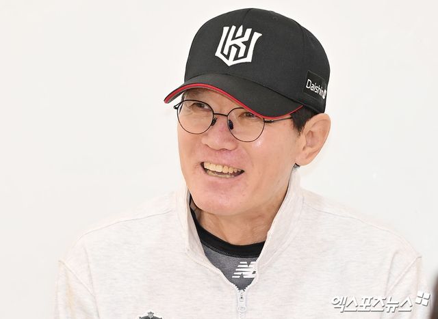 KT 위즈 이강철 감독이 지난해 포스트시즌 경기를 앞두고 공식 기자회견에 임하고 있다. 엑스포츠뉴스 DB