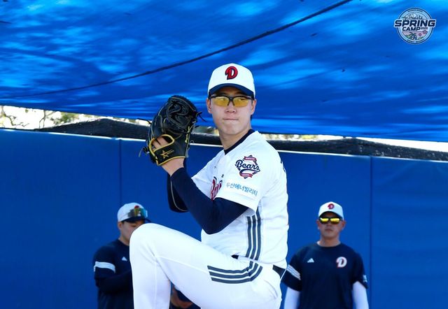 두산 베어스 투수 김유성이 2025년 호주 시드니 스프링캠프에 참가해 불펜 투구를 소화하고 있다. 김유성은 80구까지 투구수를 끌어 올리면서 5선발 경쟁을 이어가고 있다. 두산 베어스