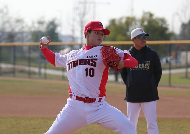 KIA 타이거즈 신인 투수 김태형이 지난 1월 31일 미국 어바인 스프링캠프에서 첫 불펜 투구 20구를 소화했다. KIA 타이거즈