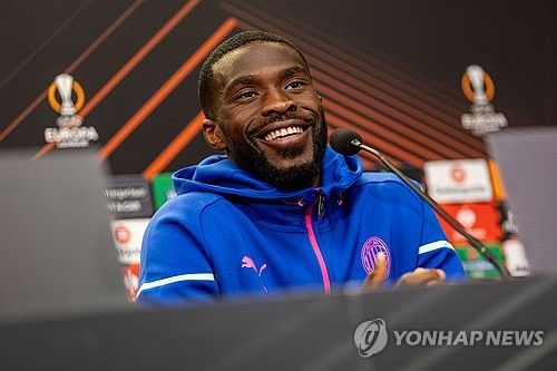 영국 매체 스카이스포츠는 1일(한국시간) 피카요 토모리는 토트넘 홋스퍼와 심도 있는 협상 끝에 AC밀란에 남기를 원한다고 보도했다. 토트넘은 최근 라두 드라구신이 부상을 입자 밀란의 잉글랜드 센터백 토모리를 영입하기로 결정했다. 토트넘은 밀란과 토모리 이적료를 두고 합의를 마친 것으로 알려졌지만 정작 토모리가 밀란 잔류를 택하면서 토트넘의 토모리 영입 시도는 불발됐다. 연합뉴스