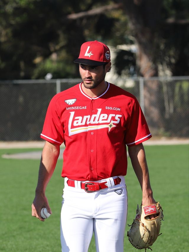 SSG 투수 화이트는 1일 스프링캠프 첫 불펜 투구에 나섰다. 60% 상태로 공을 던졌으며 다가올 시즌을 대비해 몸 상태를 점점 끌어올리려 한다. SSG 랜더스