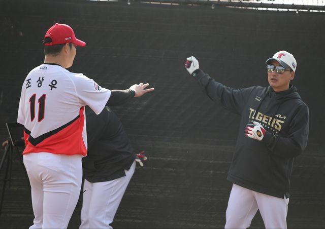 KIA 타이거즈 구원투수 조상우가 1일 미국 어바인 스프링캠프에서 첫 불펜 투구를 마친 뒤 정재훈 투수코치와 대화하고 있다. KIA 타이거즈