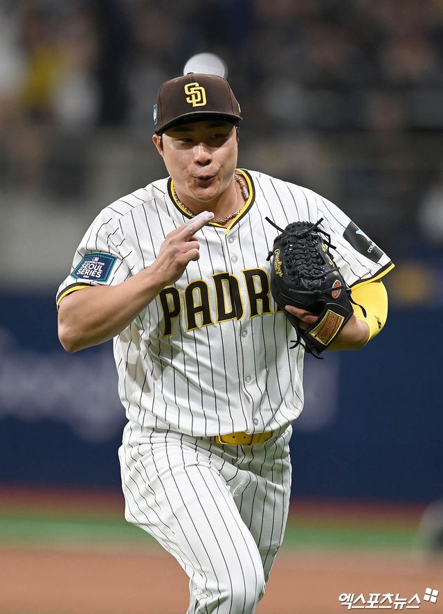 김하성이 지난해 서울 고척스카이돔에서 열린 MLB 월드투어 서울시리즈 LA 다저스와의 공식 개막전에서 수비를 마친 뒤 더그아웃으로 들어가고 있다. 김하성은 시즌 종료 후 FA 시장에 나왔고 탬파베이 레이스로 이적했다. 엑스포츠뉴스 DB