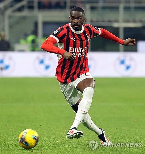 영국 매체 스카이스포츠는 1일(한국시간) 피카요 토모리는 토트넘 홋스퍼와 심도 있는 협상 끝에 AC밀란에 남기를 원한다고 보도했다. 토트넘은 최근 라두 드라구신이 부상을 입자 밀란의 잉글랜드 센터백 토모리를 영입하기로 결정했다. 토트넘은 밀란과 토모리 이적료를 두고 합의를 마친 것으로 알려졌지만 정작 토모리가 밀란 잔류를 택하면서 토트넘의 토모리 영입 시도는 불발됐다. 연합뉴스