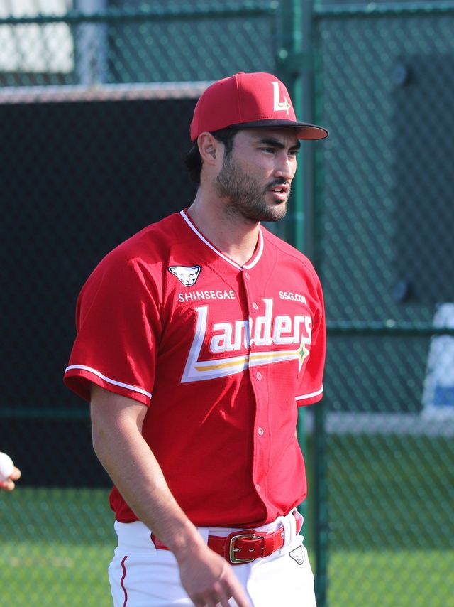 SSG 투수 화이트는 1일 스프링캠프 첫 불펜 투구에 나섰다. 60% 상태로 공을 던졌으며 다가올 시즌을 대비해 몸 상태를 점점 끌어올리려 한다. SSG 랜더스