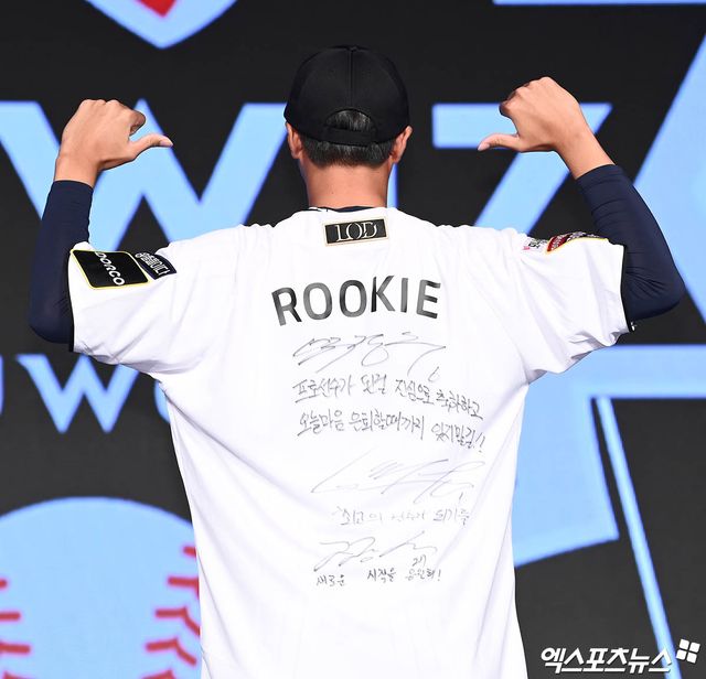 KT 위즈 신인투수 김동현이 지난해 열린 2025 KBO 신인드래프트에서 KT의 1라운드 지명을 받은 뒤 기념촬영하고 있다. 엑스포츠뉴스 DB