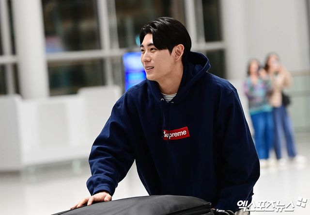 미국 메이저리그 샌프란시스코 자이언츠 외야수 이정후가 지난 13일 미국으로 출국하기 위해 인천공항 내에서 이동하고 있다. 엑스포츠뉴스 DB