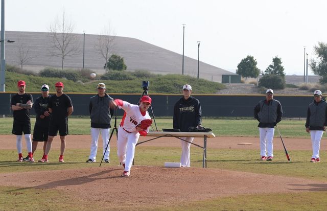 KIA 타이거즈 신인투수 김태형이 1일 미국 어바인 스프링캠프에서 첫 투구에 임하고 있다. KIA 타이거즈