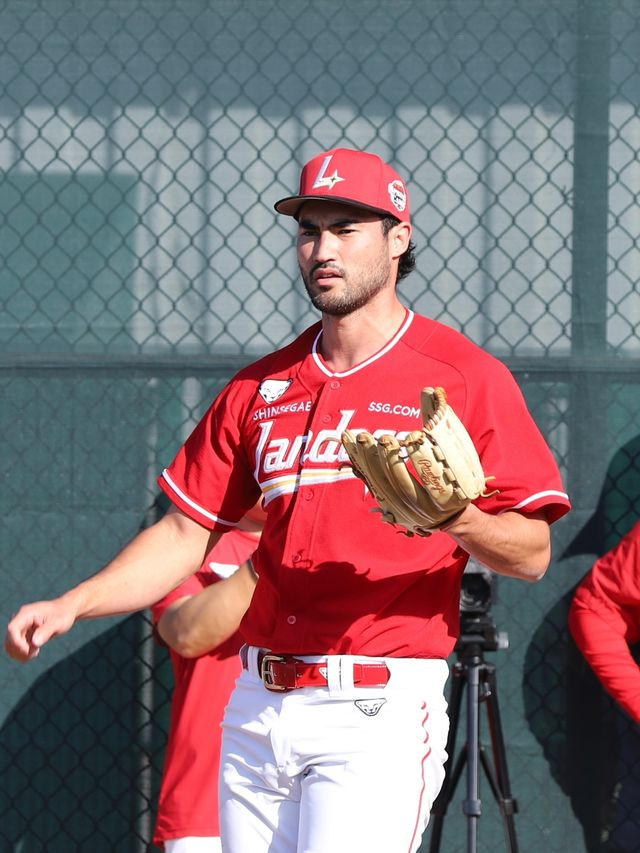 SSG 투수 화이트는 1일 스프링캠프 첫 불펜 투구에 나섰다. 60% 상태로 공을 던졌으며 다가올 시즌을 대비해 몸 상태를 점점 끌어올리려 한다. SSG 랜더스