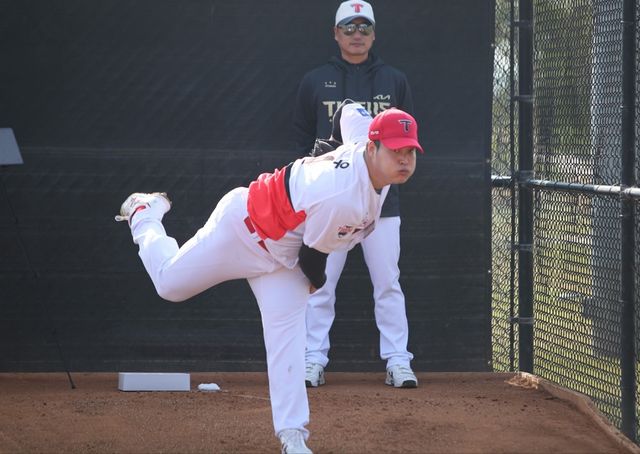 KIA 타이거즈 구원투수 조상우가 1일 미국 어바인 스프링캠프에서 첫 불펜 투구에 임하고 있다. KIA 타이거즈