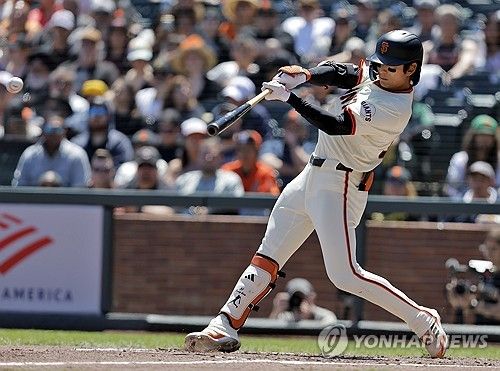 미국 메이저리그 샌프란시스코 자이언츠 외야수 이정후가 지난 시즌 경기 도중 타격하고 있다. AP/연합뉴스