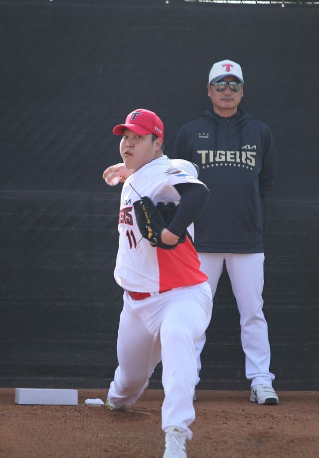 KIA 타이거즈 구원투수 조상우가 1일 미국 어바인 스프링캠프에서 첫 불펜 투구에 임하고 있다. KIA 타이거즈