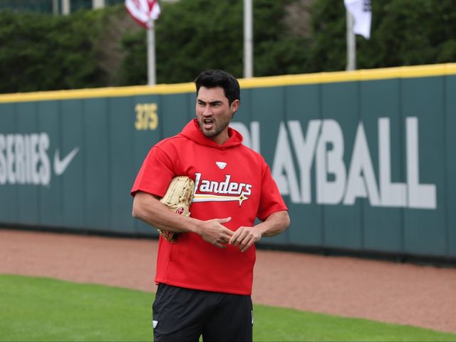 SSG 투수 화이트는 1일 스프링캠프 첫 불펜 투구에 나섰다. 60% 상태로 공을 던졌으며 다가올 시즌을 대비해 몸 상태를 점점 끌어올리려 한다. SSG 랜더스