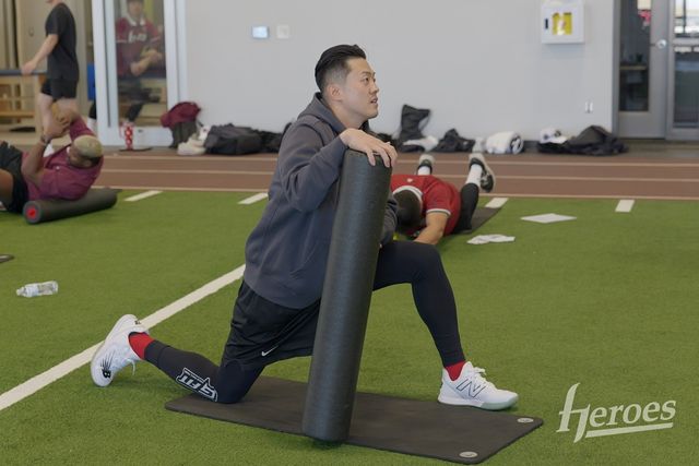 키움 내야수 오선진은 은퇴 선언 직전 극적으로 키움과 계약을 체결했다. 선수로서 마지막 기회를 잡은 그는 어떻게든 팀에 보탬이 되리라 힘찬 각오를 다졌다. 키움 히어로즈