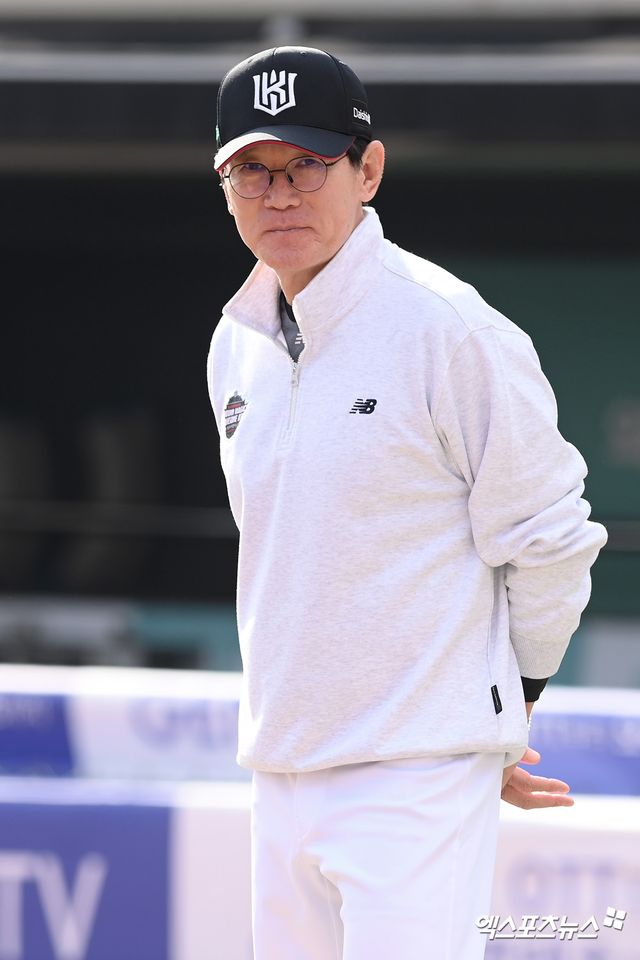 KT 위즈 이강철 감독이 지난해 포스트시즌 경기를 앞두고 선수들의 훈련을 지켜보고 있다. 엑스포츠뉴스 DB