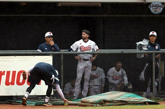 두산 베어스 외국인 타자 제이크 케이브가 10일 호주 블랙타운 스프링캠프에서 열린 첫 청백전 첫 타석에서 홈런을 쏘아 올렸다. 두산 베어스