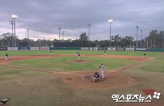 두산 베어스가 10일 스프링캠프 첫 청백전을 치르다 거세게 내리는 비로 2이닝 만에 경기를 마무리했다. 블랙타운, 김근한 기자