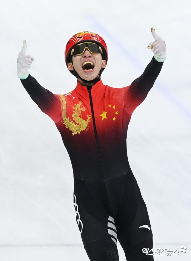 11일 오후 서울 양천구 목동아이스링크에서 열린 2023 KB금융 국제빙상경기연맹(ISU) 쇼트트랙 세계선수권대회가 열렸다. 남자 5000m 계주 결승에서 중국팀 린샤오쥔이 1위로 결승선을 지나고 있다. 엑스포츠뉴스 DB