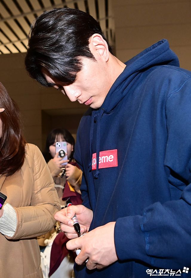 미국프로야구 메이저리그(MLB) 샌프란시스코 자이언츠 소속 이정후가 새 시즌을 준비하기 위해 13일 오후 인천국제공항을 통해 미국으로 출국했다. 이정후가 팬들의 사인 요청에 응하고 있다. 엑스포츠뉴스 DB