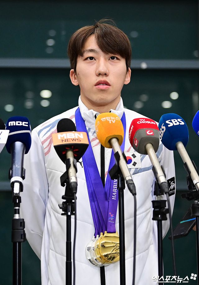 대한민국 쇼트트랙 국가대표 선수단이 '2025 하얼빈 동계 아시안게임'을 마친 뒤 10일 오후 인천국제공항을 통해 귀국했다. 대표팀 박지원이 취재진과 인터뷰를 나누고 있다. 엑스포츠뉴스 DB