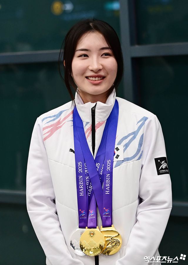 대한민국 쇼트트랙 국가대표 선수단이 '2025 하얼빈 동계 아시안게임'을 마친 뒤 10일 오후 인천국제공항을 통해 귀국했다. 대표팀 김길리가 입국장에서 미소짓고 있다. 인천공항, 박지영 기자