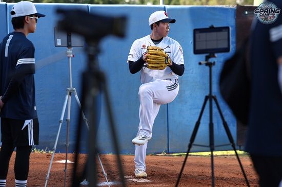 두산 베어스 투수 김민규가 호주 블랙타운 스프링캠프에서 투구 훈련에 임하고 있다. 두산 베어스