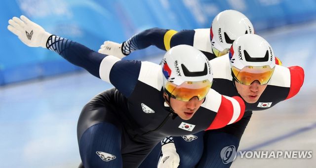 10일 중국 하얼빈 헤이룽장 빙상훈련센터 스피드스케이팅 오벌에서 열린 하얼빈 동계아시안게임 스피드스케이팅 남자 팀 스프린트에 출전한 김준호, 차민규, 조상혁이 질주하고 있다. 연합뉴스