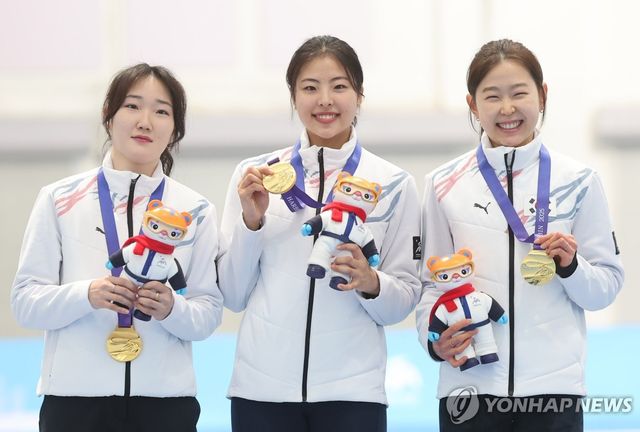 9일 중국 하얼빈 헤이룽장 빙상훈련센터 스피드스케이팅 오벌에서 열린 동계아시안게임 스피드스케이팅 여자 팀 스프린트 시상식에서 금메달을 차지한 김민지(왼쪽부터), 이나현, 김민선이 시상대에 올라 금메달을 목에 걸고 포즈를 취하고 있다. 연합뉴스