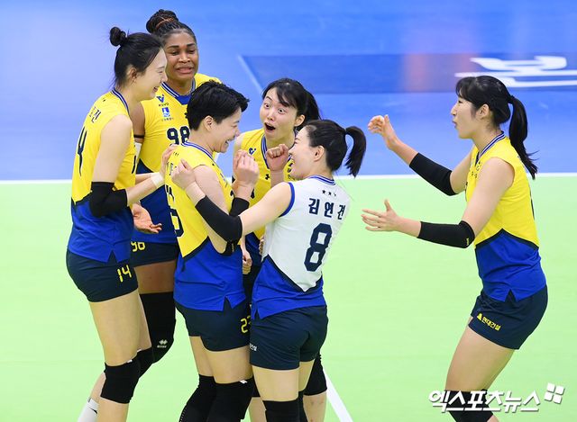 22일 오후 경기도 수원실내체육관에서 열린 ‘도드람 2024-2025 V-리그’ 현대건설과 정관장의 경기, 현대건설 선수들이 득점한 뒤 기뻐하고 있다. 엑스포츠뉴스 DB