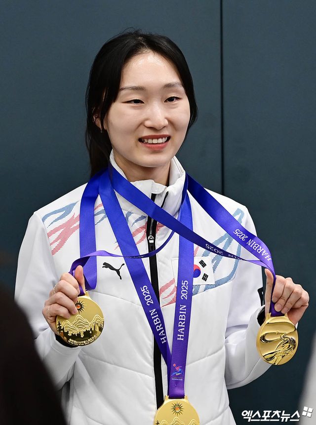 대한민국 쇼트트랙 국가대표 선수단이 '2025 하얼빈 동계 아시안게임'을 마친 뒤 10일 오후 인천국제공항을 통해 귀국했다. 대표팀 최민정이 메달을 들어보이고 있다. 인천공항, 박지영 기자