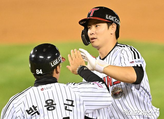 ​​LG 외야수 홍창기(오른쪽)는 지난해 커리어하이를 새롭게 썼다. 여기에 만족하지 않고 강한 타구와 장타를 생산하고자 비시즌부터 열심히 준비하고 있다. 엑스포츠뉴스 DB