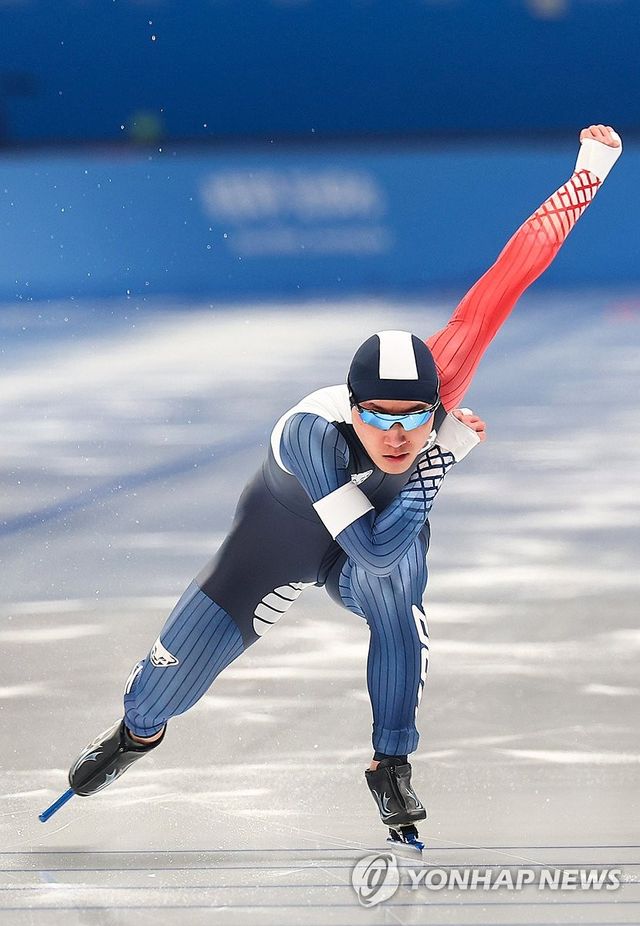 10일 중국 하얼빈 헤이룽장 빙상훈련센터 스피드스케이팅 오벌에서 열린 스피드스케이팅 남자 500m에 출전한 김준호가 질주하고 있다. 연합뉴스