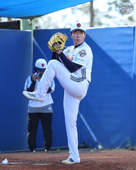 두산 베어스 투수 김민규가 호주 블랙타운 스프링캠프에서 투구 훈련에 임하고 있다. 두산 베어스