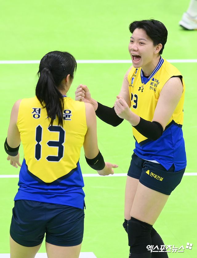 22일 오후 경기도 수원실내체육관에서 열린 ‘도드람 2024-2025 V-리그’ 현대건설과 정관장의 경기, 현대건설 위파위가 득점한 뒤 기뻐하고 있다. 엑스포츠뉴스 DB