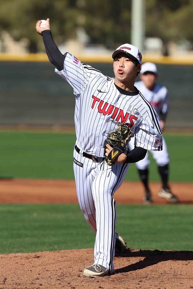 LG 기대주 추세현은 투수로 다가올 2025시즌을 맞이한다. 고교 시절 투타 모두에서 재능을 뽐냈던 그는 투수로서 LG 마운드에 큰 힘이 되려 한다. 스프링캠프 기간 구속도 148.1㎞까지 나와 눈길을 끌고 있다. LG 트윈스