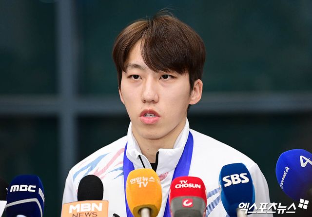 대한민국 쇼트트랙 국가대표 선수단이 '2025 하얼빈 동계 아시안게임'을 마친 뒤 10일 오후 인천국제공항을 통해 귀국했다. 대표팀 박지원이 입국장에서 취재진과 인터뷰를 나누고 있다. 인천공항, 박지영 기자